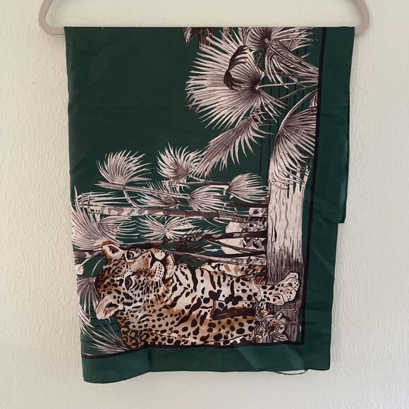 Banana Republic Signature Silk Scarf 30 X 30 Forest Green Cheetah - Picture 2 of 4